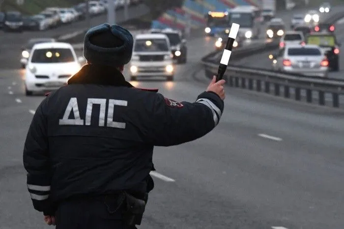 Кабмин ввел в ПДД полный запрет движения, остановки и стоянки на островках безопасности