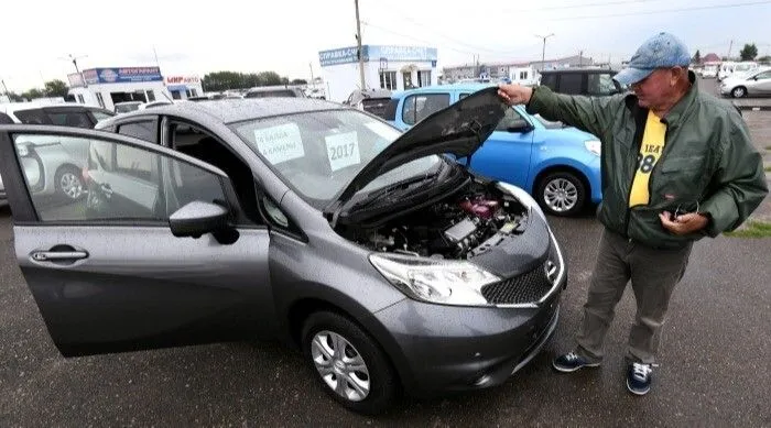 Продавцы снижают цены на подержанные автомобили на фоне сокращения спроса - эксперты