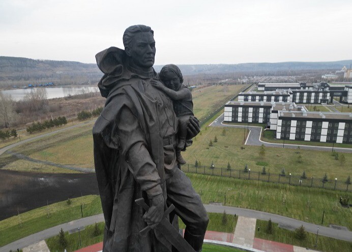 Мемориал Воину-Освободителю открыли в Кемерово, он является точной копией скульптуры в Берлине