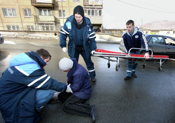 НИИ скорой помощи принял за сутки 80 пострадавших от гололеда в Петербурге