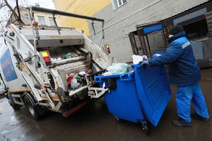 Мусор густонаселенных районов Петербурга будут вывозить дважды в день в новогодние выходные