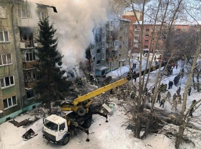 Жильцам двух уцелевших подъездов дома в Новосибирске разрешили вернуться в квартиры за документами и лекарствами