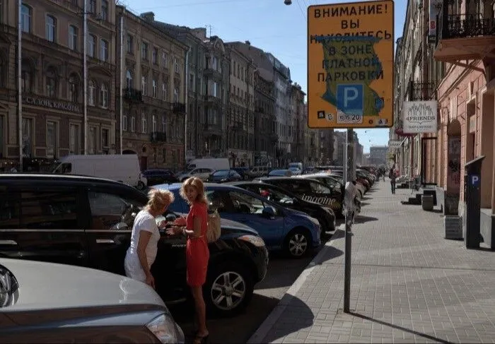 Автомобили со снятыми госномерами будут эвакуировать в Петербурге с платной парковки