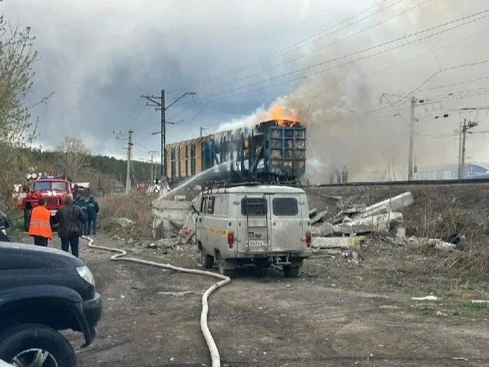 Вагон с лесоматериалом загорелся на подъездном пути станции в Иркутске