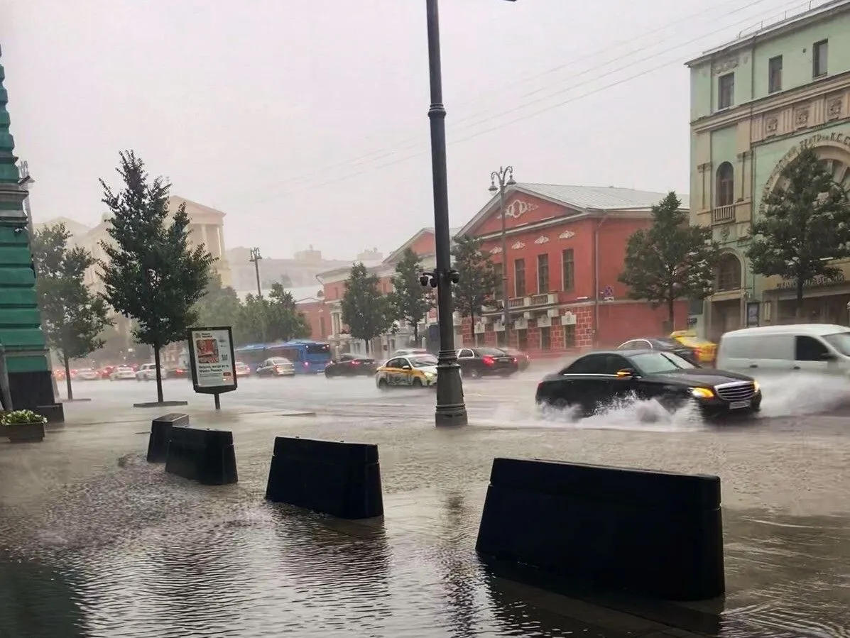 Гроза в Москве подтопила улицы, повалила деревья и остановила колесо обозрения