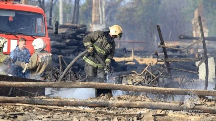 Около 20 населенных пунктов в 10 регионах РФ пострадали из-за пожаров, сгорело более 5 тыс. строений