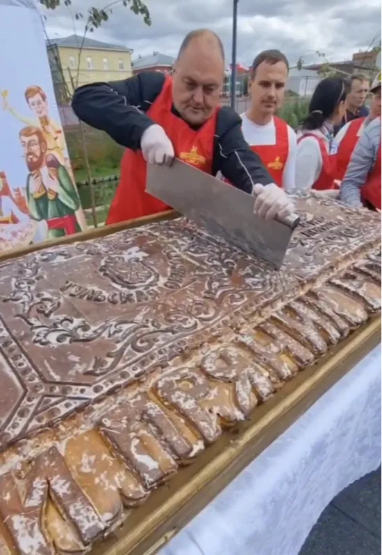 Самый большой в России пряник весом более 140 кг испекли в Туле