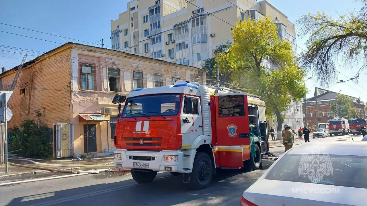 Пожар тушат в жилом доме в историческом центре Самары