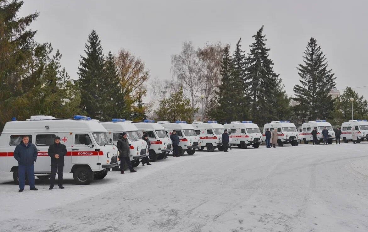 Автопарк больниц в Омской области пополнился еще 17 машинами скорой помощи