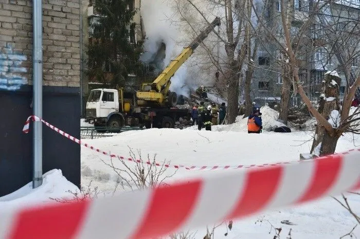 Завалы после обрушения дома в Астрахани планируется разобрать к 14:00 пятницы - глава региона