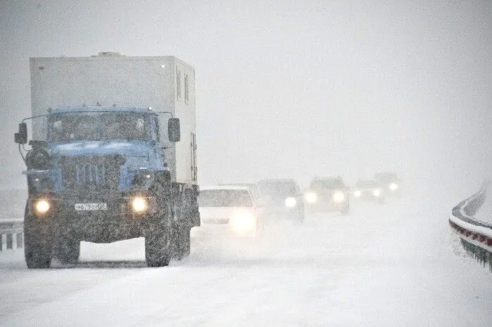 Движение автобусов и грузовиков ограничили на тюменских трассах из-за непогоды