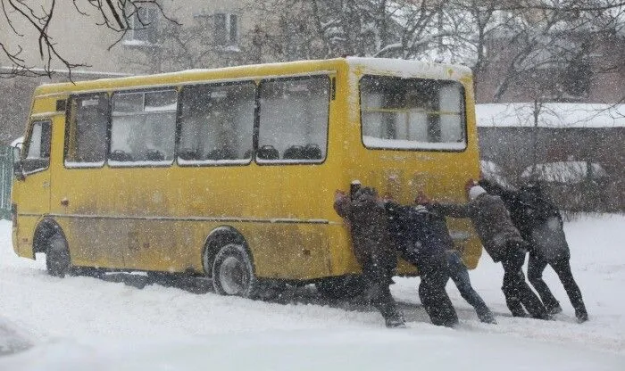 Автобусные маршруты отменены в Новосибирской области из-за снежных заносов