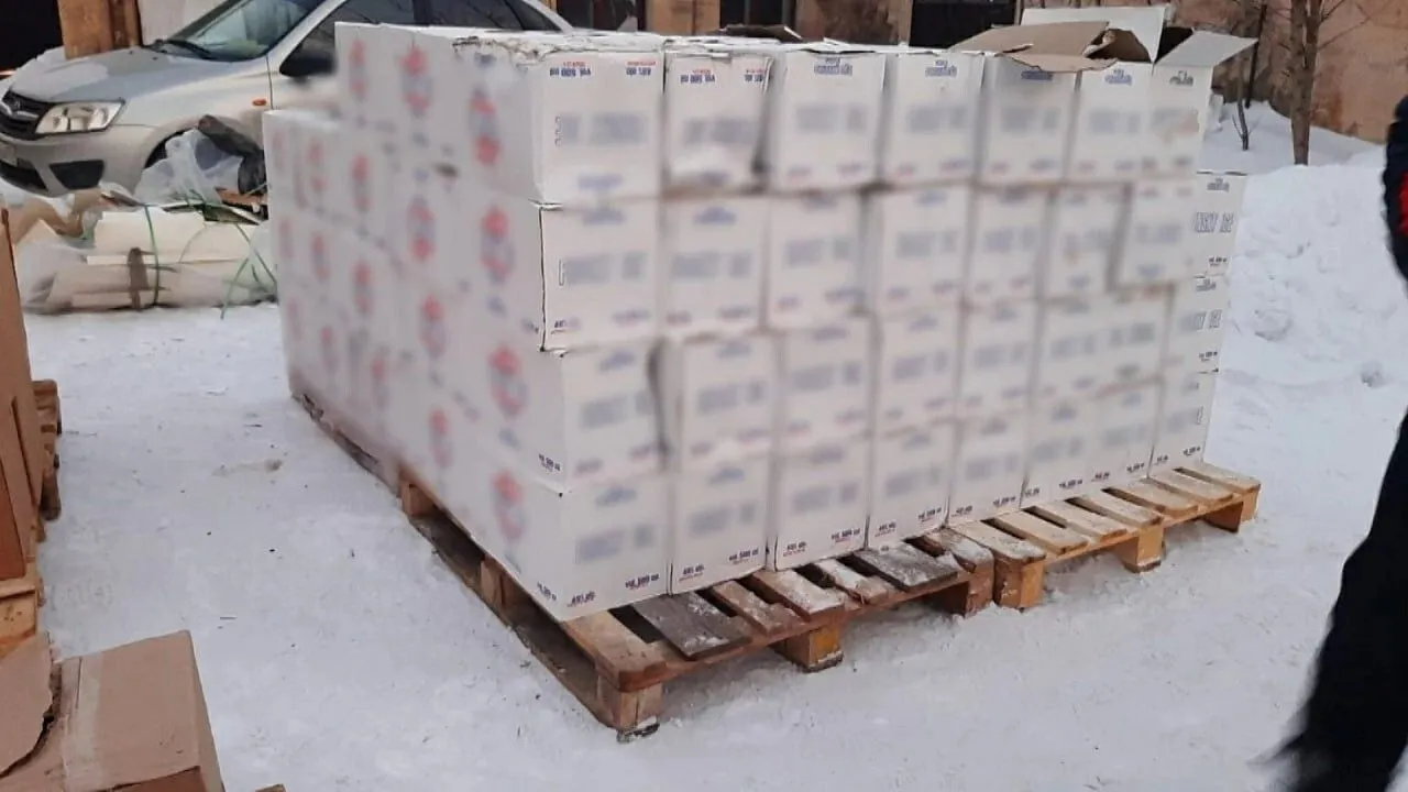 Две фуры сомнительного алкоголя изъяли из гаража в Магнитогорске