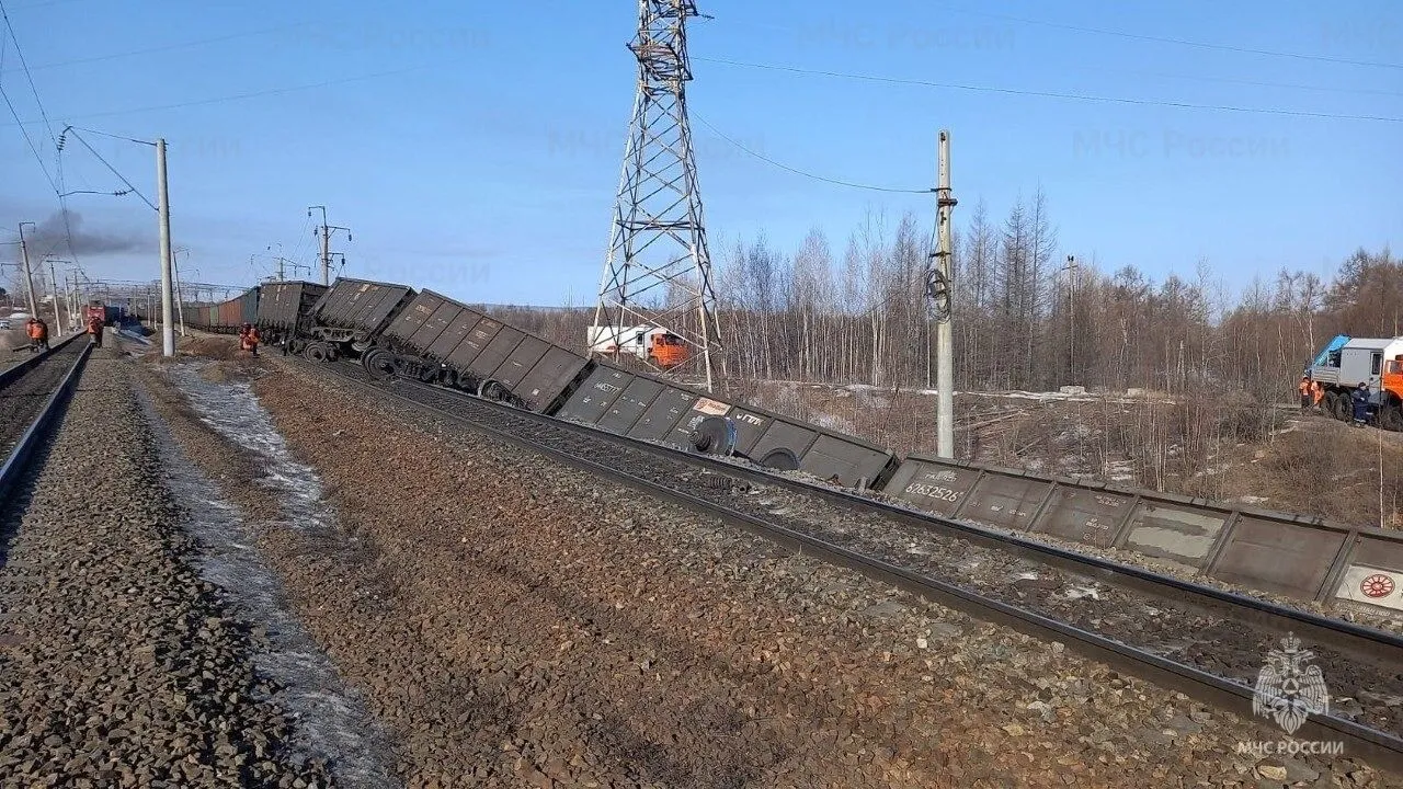 Более ста человек ликвидируют последствия схода вагонов в Приамурье