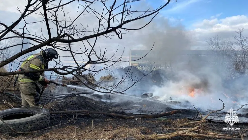 Более 30 пожарных тушат крупное возгорание на северо-западе Ставрополя