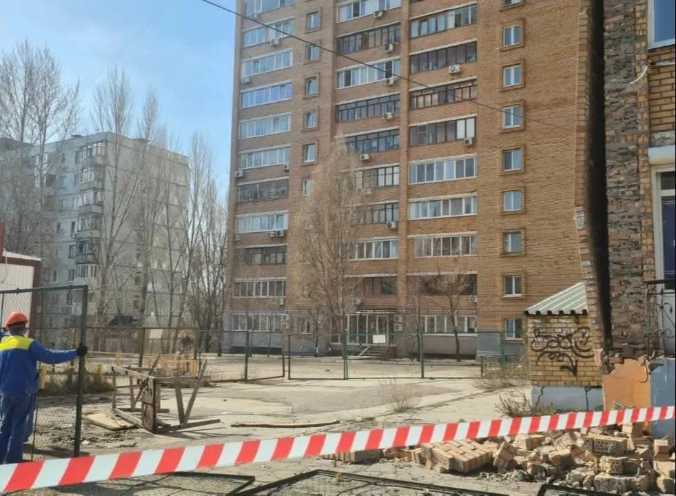 Часть кирпичной облицовки обрушилась со стены 16-этажки в Самаре