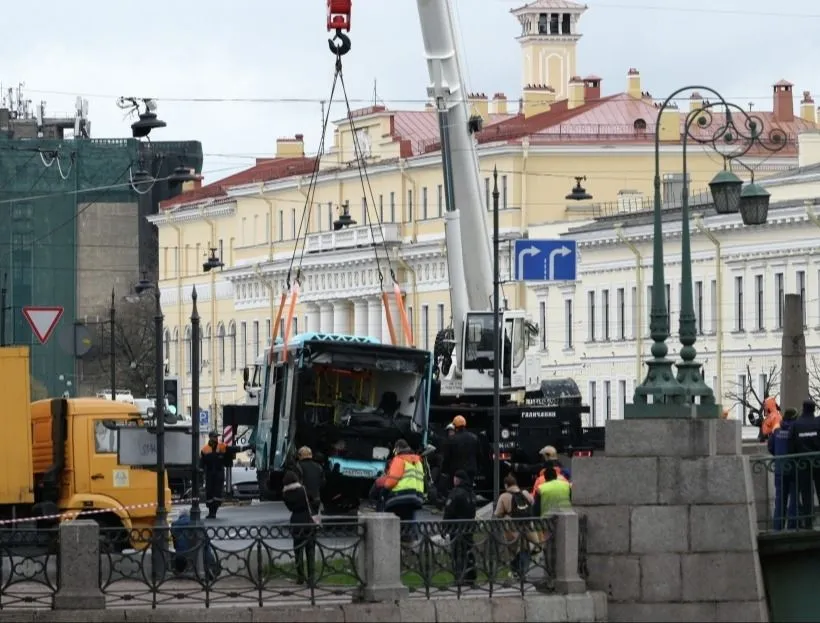 В Петербурге задержан начальник автоколонны, автобус которой упал в реку