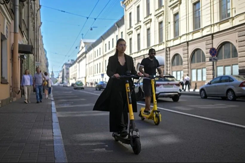 Петербург предложит запретить движение самокатов по тротуарам - Беглов