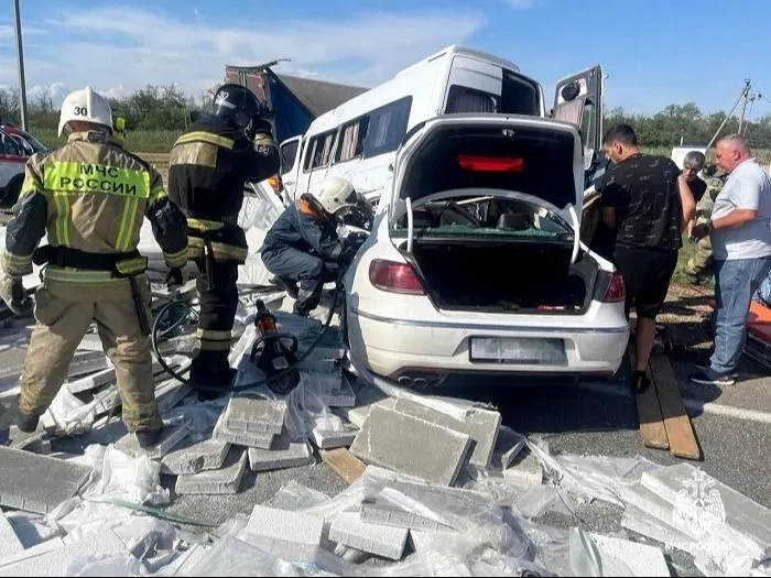 Два человека погибли и 11 получили травмы в ДТП с микроавтобусом на Кубани - МЧС