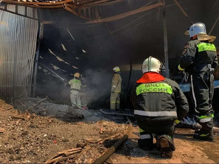 Пожар на складе с древесиной потушили в Краснодаре