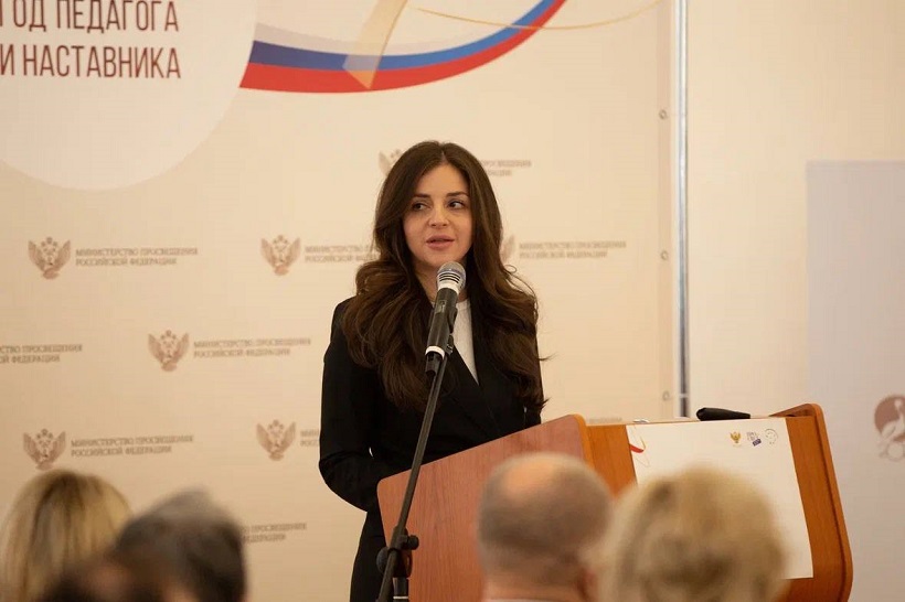 Педагоги не только передают знания, но и формируют мировоззрение будущих поколений россиян