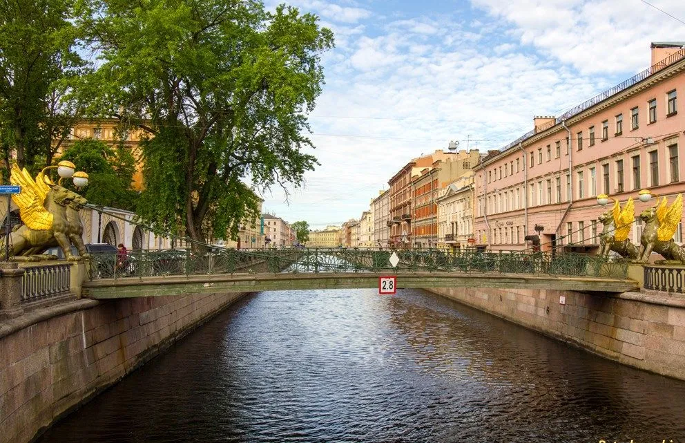 В Петербургском музее осудили традицию тереть скульптуры
